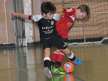 Auch bei den F-Junioren wird um jeden Ball gekämpft. Im Spiel um Platz 3 setzte sich Weißenbrunn (rot) gegen den FC U/Oberrodach (schwarz) durch. Fotos: Herbert Kalb