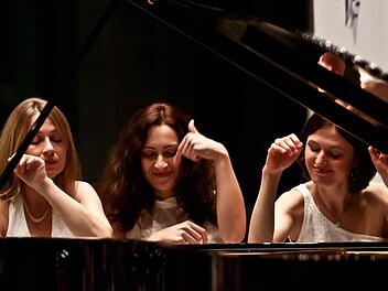 "Some Handsome Hands": Anne Salié, Alyana Abitova und Alina Pronina (von links) begeistern bei ihrem Coburg-Debüt vor zahlreichen Zuhörern. Foto: Jochen Berger
