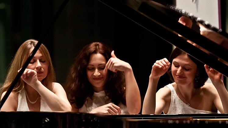 "Some Handsome Hands": Anne Salié, Alyana Abitova und Alina Pronina (von links) begeistern bei ihrem Coburg-Debüt vor zahlreichen Zuhörern. Foto: Jochen Berger