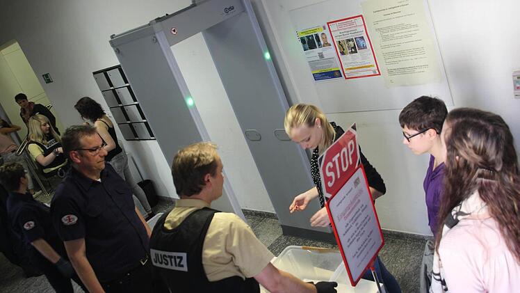 Ein Schüler nach dem anderen stellte sich den Kontrollen. Foto: Marco Meißner