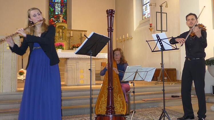 Begleitet von der Harfenistin Rosemarie Schmid und Wolfram Hauser an der Viola ließ Soloflötistin Daniela Koch die Nachtigall im Kircheninneren der Breitbrunner Matthäuskirche tirilieren.  Foto: Sabine Meißner
