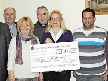 Scheckübergabe von Angela Wiegand zum Kinderspielplatz-Neubau (von links): Kindergartenbeauftragter und Kirchenpfleger Kurt Thyzel, SPD-Fraktionschef und Schriftführer des Kindergartenförderverein Klaus Neubauer, Kindergartenleiterin Beate Kaufmann, Dekan Pfarrer Thomas Hauth, Angela Wiegand, Vorsitzender und Stellvertreter vom Kindergartenförderverein Marco Kronika und Christian Christmann Foto: Simone Büttner