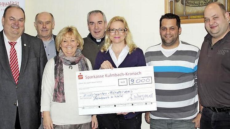Scheckübergabe von Angela Wiegand zum Kinderspielplatz-Neubau (von links): Kindergartenbeauftragter und Kirchenpfleger Kurt Thyzel, SPD-Fraktionschef und Schriftführer des Kindergartenförderverein Klaus Neubauer, Kindergartenleiterin Beate Kaufmann, Dekan Pfarrer Thomas Hauth, Angela Wiegand, Vorsitzender und Stellvertreter vom Kindergartenförderverein Marco Kronika und Christian Christmann Foto: Simone Büttner