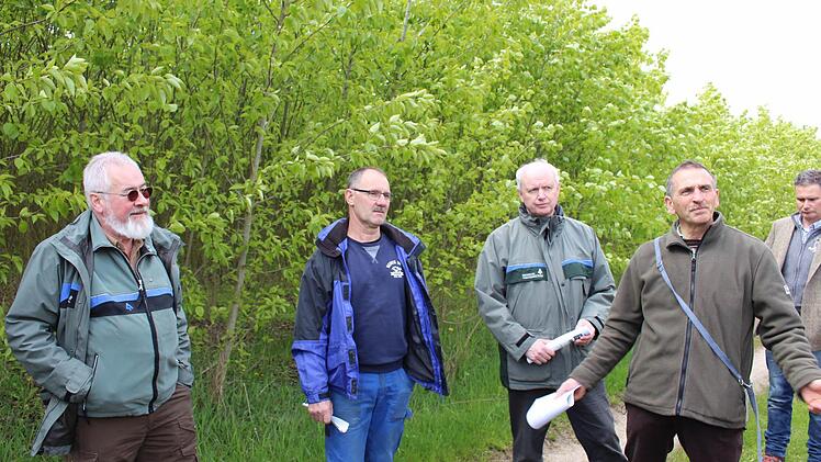 Friedrich Derrer, Georg Dumpert (Landwirtschaftsamt), Förster Gerhard Hofmann (Bildmitte von links) mit weiteren Teilnehmern der Exkursion  Foto: Evi Seeger