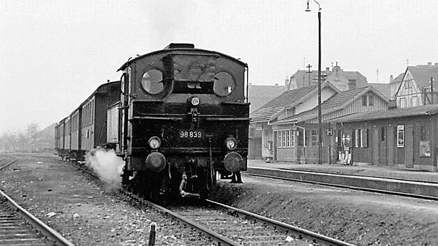Eine undatierte Aufnahme von der Lokalbahn bei der Einfahrt in Eschenau  Foto: Richard Schatz