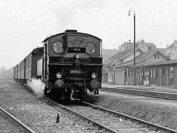 Eine undatierte Aufnahme von der Lokalbahn bei der Einfahrt in Eschenau  Foto: Richard Schatz