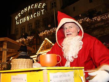 Horst Frenzel gehört beim Kronacher Weihnachtsmarkt fast zum Inventar. Auch in diesem Jahr sammelt der 85-Jährige mit seinem Leierkasten wieder Spenden für soziale Zwecke. Fotos: Marian Hamacher