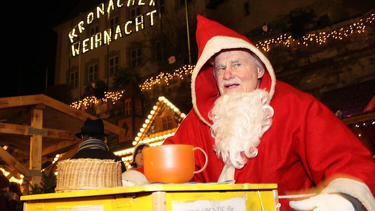 Horst Frenzel gehört beim Kronacher Weihnachtsmarkt fast zum Inventar. Auch in diesem Jahr sammelt der 85-Jährige mit seinem Leierkasten wieder Spenden für soziale Zwecke. Fotos: Marian Hamacher