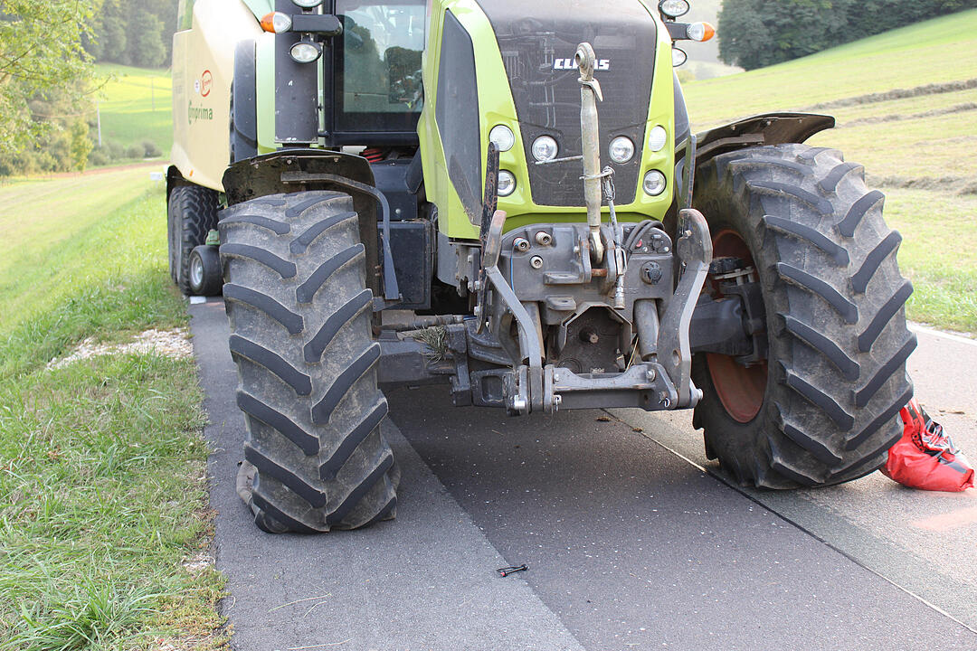 Mit Traktor kollidiert: Motorradfahrer stirbt im Gemeindebereich Engelthal