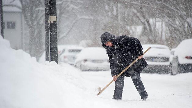 Wenn es schneit, müssen Hauseigentümer raus vor die Tür und Schnee räumen. Denn sonst könnten Passanten ausrutschen und sich dabei verletzen. Tobias Hase, dpa