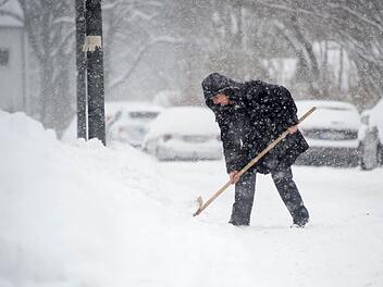 Wenn es schneit, müssen Hauseigentümer raus vor die Tür und Schnee räumen. Denn sonst könnten Passanten ausrutschen und sich dabei verletzen. Tobias Hase, dpa
