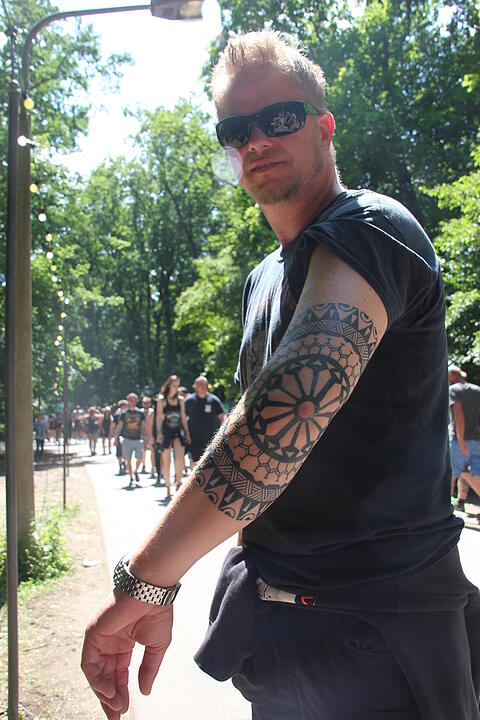 Zu einem Rockfestival gehören natürlich auch Tattoos
