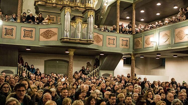 Reichlich Beifall verdiente sich der Chor Unerhört unter Leitung von Antoinetta Bafas bei seinem nachweihnachtlichen Konzert in der Heilig-Kreuz-Kirche.Foto: Jochen Berger