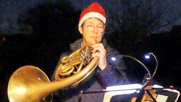 Ulrike Löffler beim "Adventsblasen" auf ihrer Terrasse  Foto: Dieter Hübner