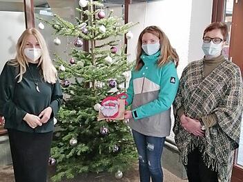 Regina Herath, Lilly Welscher und Marion B&uuml;ttner (von links) bei der Spenden&uuml;bergabe. Foto: privat
