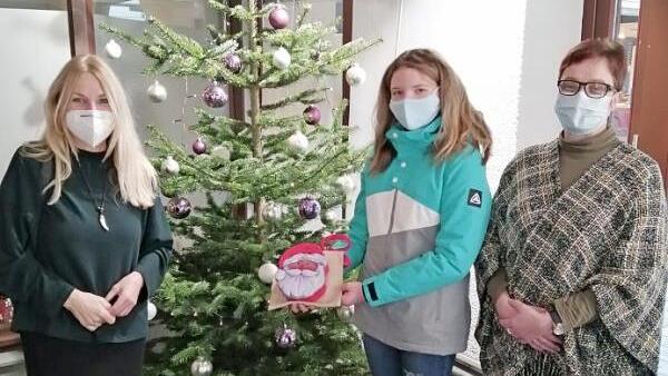 Regina Herath, Lilly Welscher und Marion B&uuml;ttner (von links) bei der Spenden&uuml;bergabe. Foto: privat