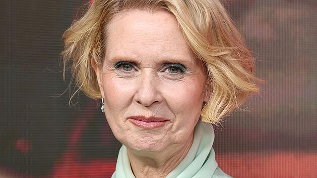 "Ich bewundere ihre Selbstlosigkeit", sagt Cynthia Nixon über ihren "The Gilded Age"-Charakter Ada.