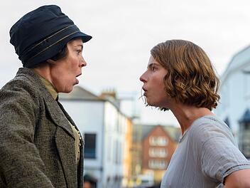Edith Swan (Olivia Colman, links) wirft Rose Gooding (Jessie Buckley) vor, die obsz&ouml;nen Briefe zu verschicken.