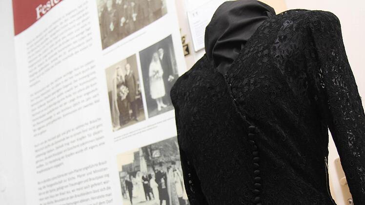 Ein schwarzes Brautkleid. Foto: Michael Gründel