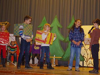 Die Schulspielkinder der Grundschule Wilhelmsthal führten mit Unterstützung der Chorkinder ein Weihnachtsmusical auf.