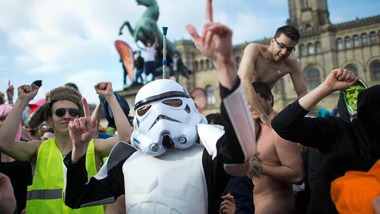 An der Leibnis Universiät Hannover fand im März 2013 ein Harlem Shake statt. Foto: Julian Stratenschulte / dpa