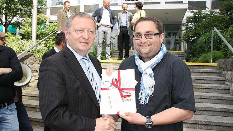Markus Stockmann (rechts) von der BI Elfershausen überreichte Landrat Bold 1000 Unterschriften. Foto: Ralf Ruppert