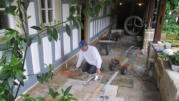 Der Eingang wurde mit Sandsteinplatten gestaltet.