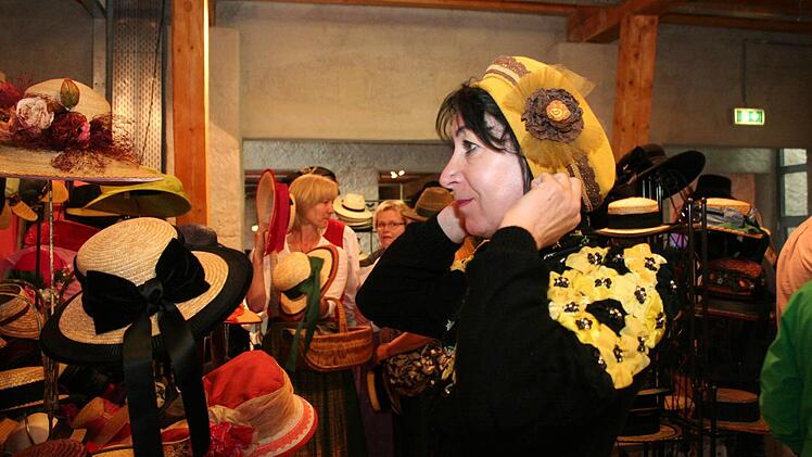 Von der Stange kaufen kann jeder. Nicht aber ein so ausgefallenes Outfit, zu dem auch ein passender Hut gehört. Foto: Evi Seeger