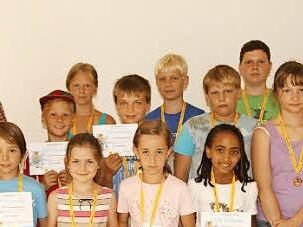 Die besten Schüler des Fahrradturniers wurden mit Sachpreisen und Medaillen ausgezeichnet. Unser Bild zeigt sie mit ihren Betreuern aus der Schule und aus den Reihen des MSC Eltmann. Foto: Günther Geiling