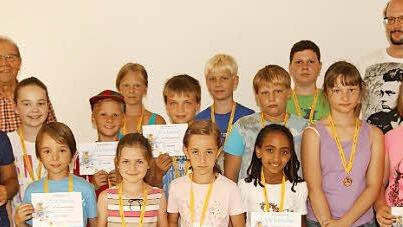 Die besten Schüler des Fahrradturniers wurden mit Sachpreisen und Medaillen ausgezeichnet. Unser Bild zeigt sie mit ihren Betreuern aus der Schule und aus den Reihen des MSC Eltmann. Foto: Günther Geiling