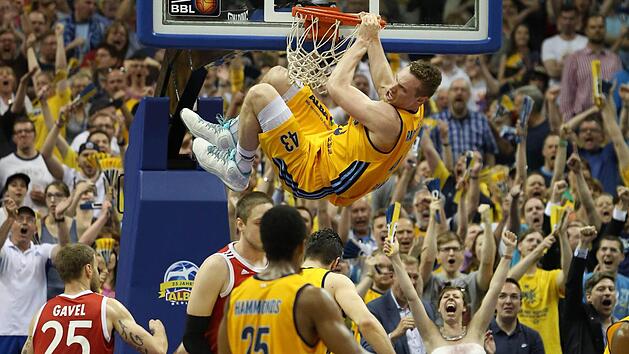 Leon Radosevic ist sicher auch in Bamberg f&uuml;r die eine oder andere spektakul&auml;re Aktion gut. Hier h&auml;ngt er im Dress von Alba Berlin in einer Partie gegen die M&uuml;nchner Bayern nach einem Dunking am Ring. Foto: imago
