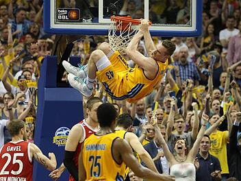 Leon Radosevic ist sicher auch in Bamberg für die eine oder andere spektakuläre Aktion gut. Hier hängt er im Dress von Alba Berlin in einer Partie gegen die Münchner Bayern nach einem Dunking am Ring. Foto: imago