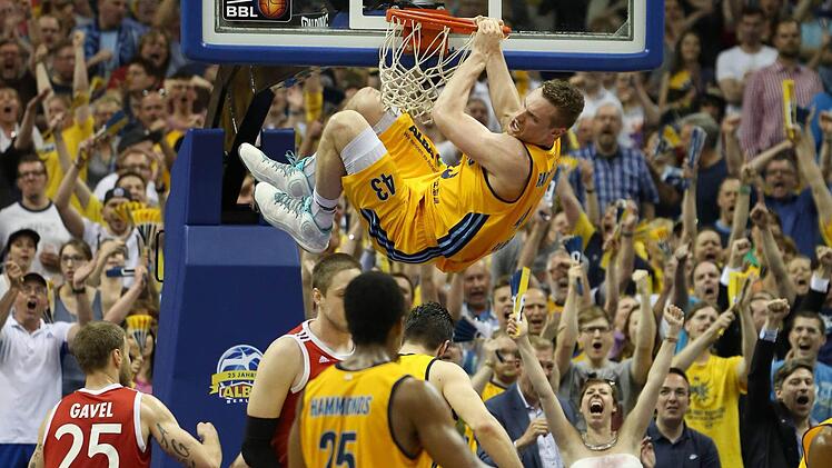 Leon Radosevic ist sicher auch in Bamberg für die eine oder andere spektakuläre Aktion gut. Hier hängt er im Dress von Alba Berlin in einer Partie gegen die Münchner Bayern nach einem Dunking am Ring. Foto: imago