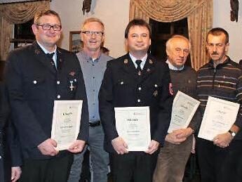 Für langjährige Vereinstreue ehrten Vorsitzende Rita Gebhardt (links) und Stellvertreter Markus Schnitzerlein (rechts) Matthias Roppelt, Klaus Bartosch, Stefan Albert, Franz Kraus und Rudolf Knörlein (von links). Foto: Feuerwehr Kirchehrenbach/smü