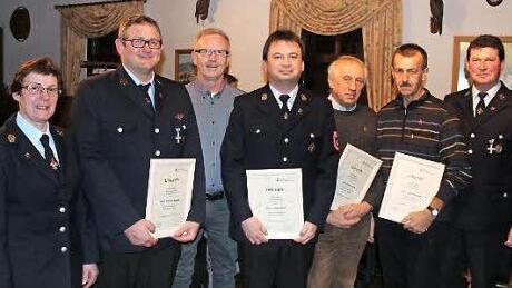 Für langjährige Vereinstreue ehrten Vorsitzende Rita Gebhardt (links) und Stellvertreter Markus Schnitzerlein (rechts) Matthias Roppelt, Klaus Bartosch, Stefan Albert, Franz Kraus und Rudolf Knörlein (von links). Foto: Feuerwehr Kirchehrenbach/smü