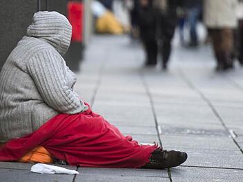 Die Städte und Gemeinden müssen sich um anerkannte Asylbewerber kümmern, wenn diese obdachlos werden. Wie schwierig diese Aufgabe wird, lässt sich momentan nur erahnen. Foto: Daniel Naupold/dpa