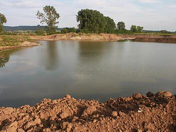 Dieser Baggersee ist durch den Kiesabbau südlich von Wiesen entstanden. Seine Nachnutzung steht zur Diskussion.  Foto: Andreas Schmitt