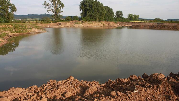 Dieser Baggersee ist durch den Kiesabbau südlich von Wiesen entstanden. Seine Nachnutzung steht zur Diskussion.  Foto: Andreas Schmitt