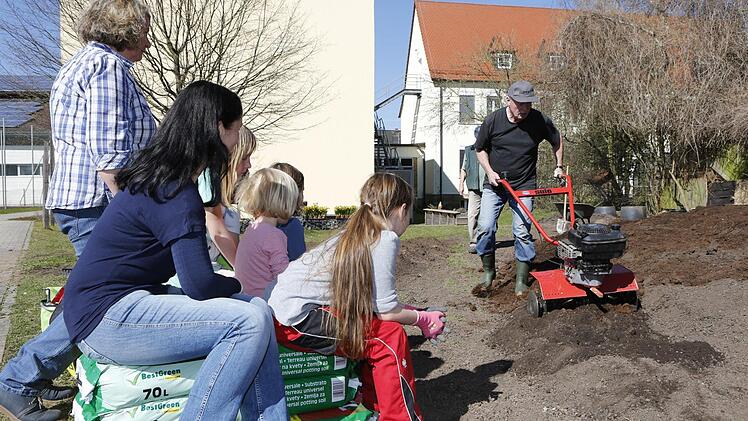 Josef Brosig von den Blumenfreunden Katchenreuth mit Publikum  Foto: Matthias Hoch