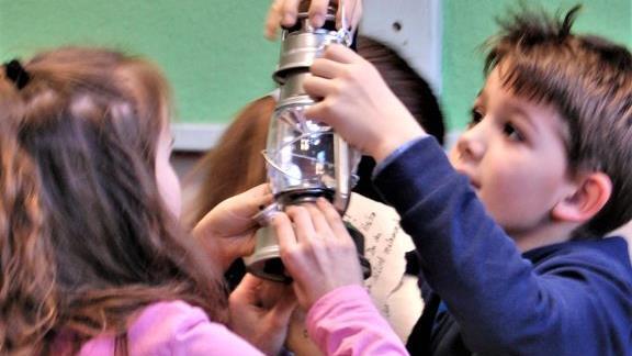 Gemeinsam wird getüftelt. Sigismund von Dobschütz