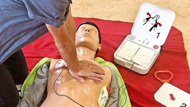 Die Anwendung des Defibrillators ist auch f&uuml;r Laien kein Problem. Foto: CT Archiv