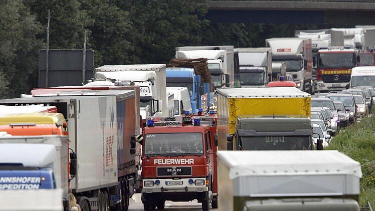 Rettungsgassen wie diese hier d&uuml;rfen ausschlie&szlig;lich von der Polizei, der Feuerwehr oder Rettungsdiensten genutzt werden. Symbolfoto: Matthias Schrader