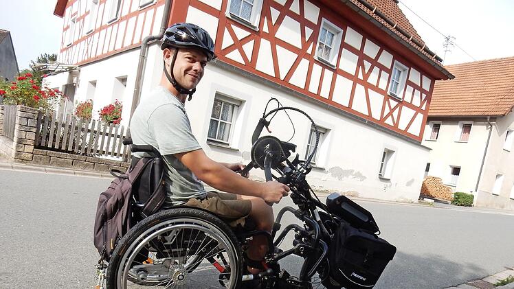 Mit dem zu einem Rennrollstuhl umgebauten Rollstuhl ist Benni derzeit unterwegs und trainiert. Bald kann er auf ein eigenes rollstuhlgerechtes Auto und auf den Traktor umsteigen.