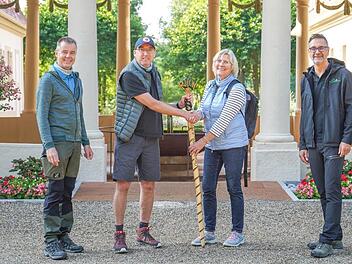 Monika Lösser übergab als Vertreterin der Stadt Meiningen den Rhöner Staffelstab an Bad Bocklets Bürgermeister Andreas Sandwall. Kurdirektor Thomas Beck (links) und Andreas Vogel von der Rhön GmbH (rechts) waren mit von der Partie. Foto: Alexander Martin