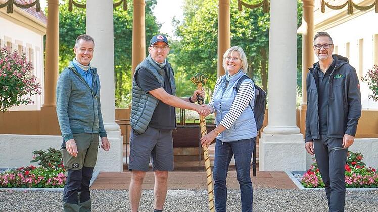 Monika Lösser übergab als Vertreterin der Stadt Meiningen den Rhöner Staffelstab an Bad Bocklets Bürgermeister Andreas Sandwall. Kurdirektor Thomas Beck (links) und Andreas Vogel von der Rhön GmbH (rechts) waren mit von der Partie. Foto: Alexander Martin
