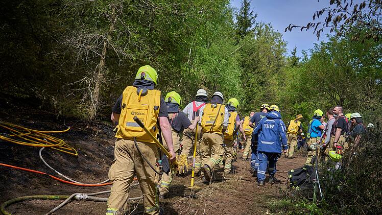 Hunderte Einsatzkr&auml;fte bek&auml;mpfen Waldbrand bei Friesenhagen