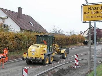 Die Kreisstraße 17 in Haard wird ausgebaut. Der südliche Ortseingang ist daher zurzeit gesperrt.  Foto: Ewald Kiesel
