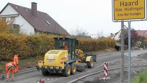 Die Kreisstraße 17 in Haard wird ausgebaut. Der südliche Ortseingang ist daher zurzeit gesperrt.  Foto: Ewald Kiesel