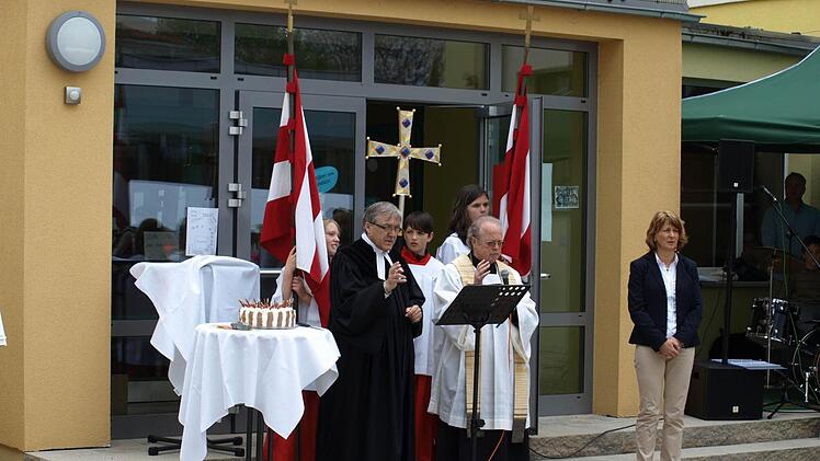 Geistlicher Segen für den neu gestalteten Schulhof in Oerlenbach.