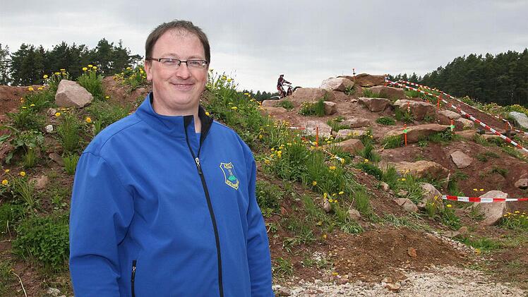 Für Sportwart Stefan Herold ist der Einweihungstag ein Tag der Freude: Er selbst hat mit zehn Jahren angefangen, Trial zu fahren. Foto: Sonja Adam